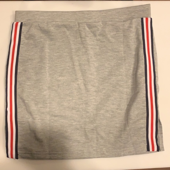 💋 2 PIECE CROPPED HOODIE AND SKIRT SIZE MEDIUM - Picture 2 of 4